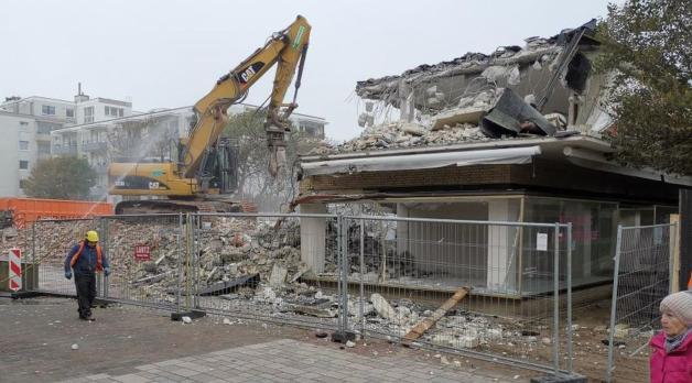 Im Oktober und November 2020 fand der Abriss des betagten Wohn- und Geschäftshauses statt. 