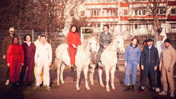 Die Radikalen Töchter auf Pferden, im roten Anzug Cesy Leonard.