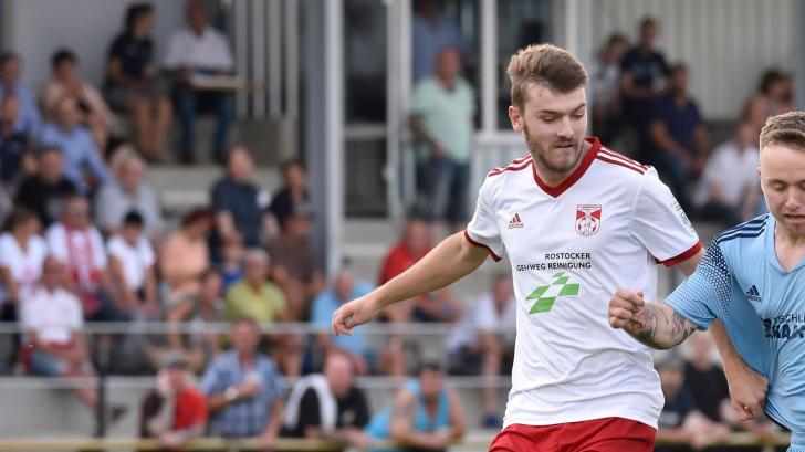 Während Lucas Schewe (links) mit dem SV Warnemünde mit 0:4 in Malchow verlor, traf Tony-Glen Siegmund für den SV Pastow zum verdienten 1:1 gegen Wismar.