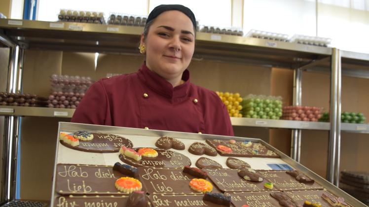 Michelle Leuchner arbeitet seit zweieinhalb Jahren als Konditorin bei der Schokalderie de Prie. Für die Arbeit am „Schreibposten“ zum Verzieren der selbst hergestellten Schokolade benötigt sie eine ruhige Hand.