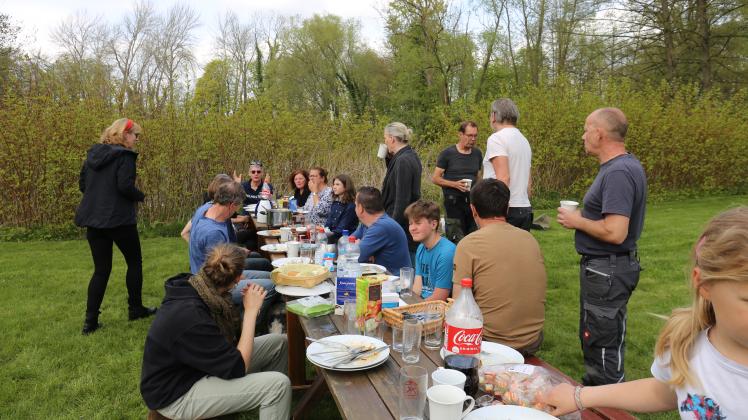 Das Team der Kulturkate beim ersten Treffen nach der Winterpause im Park des Gutshauses Pritzier. Langsam geht es wieder los.