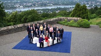 Christian Lindner (FDP, M) mit den G7-Finanzministern und Notenbankchefs beim Familienfoto. Foto: Federico Gambarini/dpa