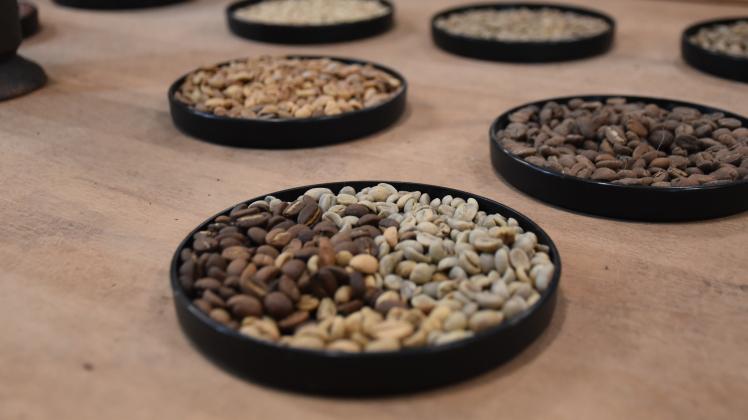 In der Schokoladerie de Prie stellen etwa zwölf Mitarbeiter täglich aus Kakaobohnen Schokolade sowie Kaffee in Handarbeit her.