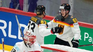 Deutschlands Eishockey-Männer feierten auch gegen Dänemark einen Sieg. Foto: Martin Meissner/AP/dpa
