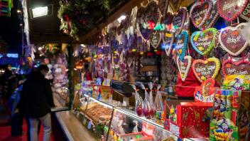 Ein Stand auf einem Weihnachtsmarkt bietet Süßigkeiten wie Lebkuchenherzen zum Verkauf an. Foto: Monika Skolimowska/dpa-Zentralbild/ZB/Symbolbild