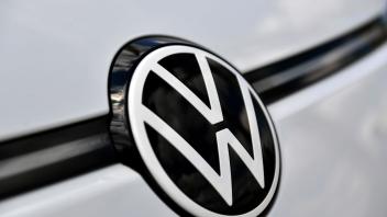 ARCHIV - Das VW Logo ist in der Front zu sehen. Foto: Hendrik Schmidt/dpa-Zentralbild/dpa/Archivbild