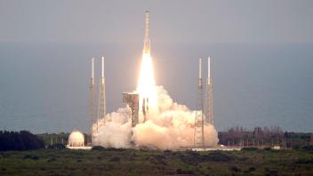 Eine United Launch Alliance Atlas V-Rakete mit der Boeing Starliner-Besatzungskapsel hebt ab. Foto: John Raoux/AP/dpa