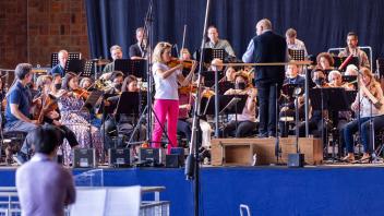 Die Violinistin Anne-Sophie Mutter (M) probt gemeinsam mit dem New York Philharmonics. Foto: Jens Büttner/dpa