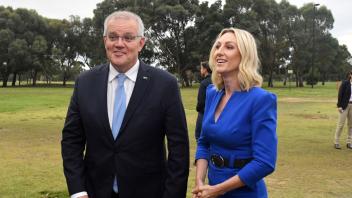 Australiens Premierminister Scott Morrison und die liberale Kandidatin für den Wahlkreis Swan, Kristy McSweeney, sind auf Stimmenfang. Foto: Mick Tsikas/AAP/dpa
