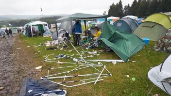 ARCHIV - Umweltfreundliche Initiative: Bei «Rock am Ring» zurückgelassene Zelte bekommen ein zweites Leben. Foto: Thomas Frey/dpa