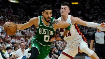 Bostons Jayson Tatum (0) gegen Tyler Herro (14) von Miami. Die Boston Celtics haben ausgeglichen. Foto: Lynne Sladky/AP/dpa