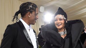 ARCHIV - Geübt im großen Auftritt: Im Januar hatten Rihanna und Asap Rocky mit einer Serie von Fotos bekannt gemacht, dass sie ihr erstes gemeinsames Kind erwarten. Foto: Evan Agostini/Invision via AP/dpa