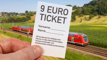 9-Euro-Ticket 9 Euro Ticket mit Regionalbahn Regionalzug Fotomontage in Uhingen, Deutschland Uhingen, Deutschland - 17.