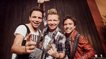 Die Dorfrocker, alias Markus, Tobias und Philipp Thomann, wollen die Konzertbesucher im Kurgarten Schledehausen am 10. Juni mit ihren Party-Hits aufs Landleben einstimmen. 