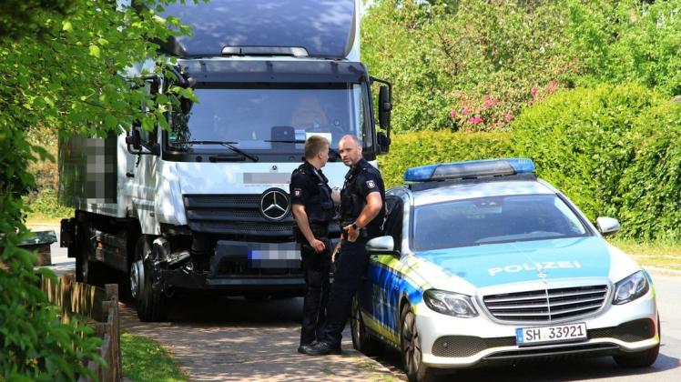 Der Fahrer wurde samt stark beschädigtem Lastwagen in der Straße Thie in Hoisdorf gestoppt und festgenommen.