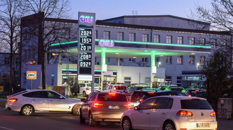 Leipzig - Günstigste Tankstelle weit und breit: Stau vor Tankstelle 08.03.2022 gegen 18:30 Uhr Leipzig, Wittenbergerstra