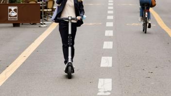 ARCHIV - Seit etwa drei Jahren sind E-Scooter in Deutschland zugelassen. Doch im Vergleich zum Fahrrad und E-Bike haben sie sich noch nicht auf breiter Basis durchgesetzt. Foto: Carsten Koall/dpa