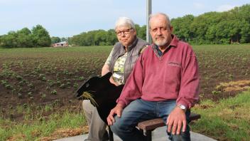 Wilma und Rudolf Abels haben mit der Schafbank einen Ort zum Verschnaufen für Radfahrer auf der Emsland-Route.