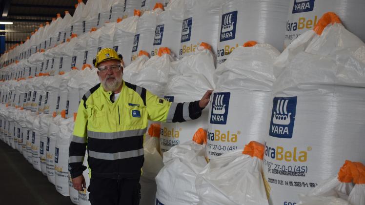 4500 Tonnen Düngemittel werden täglich in Poppendorf bei Yara produziert. Allerdings habe sich der Preis für Düngemittel wegen der Preissteigerungen bei Erdgas und Ammoniak verdreifacht, so Yara-Mitarbeiter Christian Selck.