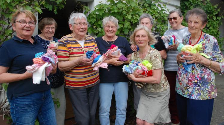 Alle Arme voll zu tragen: 71 Paar Babysocken und 17 Mützen nahm Schwester Silke von der Entbindungsstation mit nach Perleberg.  