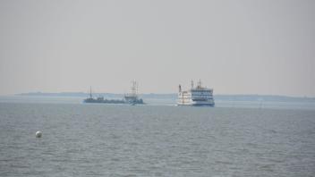 Das Baggerschiff (links) war auch gestern vor Dagebüll im Einsatz, der Fährverkehr hat dabei Vorfahrt.