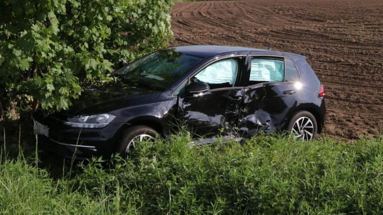 Der Unfallwagen, der im Gebüsch an der Bundesstraße bei Dassendorf landete.