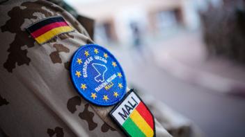 ARCHIV - Das Emblem der «European Union Training Mission» (EUTM) auf dem Uniformärmel eines Bundeswehrsoldaten. Der Schwerpunkt der Mission wird von Mali ins benachbarte Niger verlegt. Foto: Kay Nietfeld/dpa