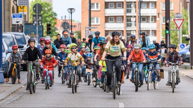 Bei der Kidical Mass werden in Rostock regelmäßig sichere Radwege gefordert. Noch weiter geht ein neuer Trend aus Spanien - mit dem Bicibus fahren Kinder auf dem Rad mit Polizeischutz zur Schule.