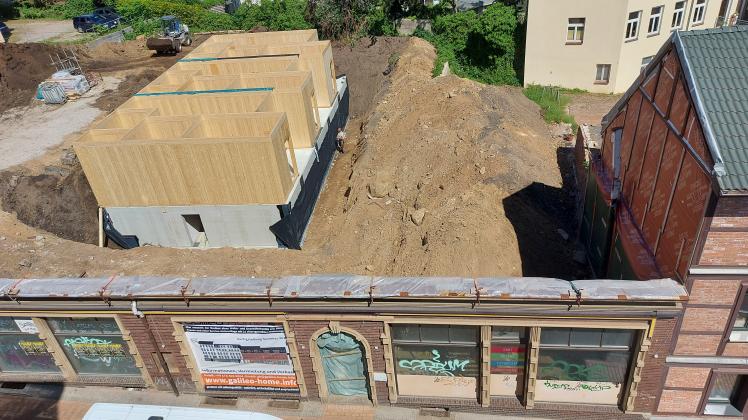 Von oben sieht der Rohbau der Seniorenwohnungen in der Wittenburger Straße wie ein Holzbaukasten aus. 