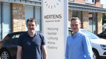 Die Brüder Alexander (links) und Christian Mertens führen gemeinsam das vom Großvater gegründete Unternehmen Mertens Haustechnik in Neuenkirchen.