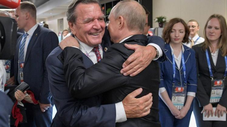 Gerhard Schröder schade dem internationalen Ansehen Deutschlands. Trotz des Ukraine-Kriegs distanziert er sich nicht vom russischen Präsidenten Wladimir Putin.