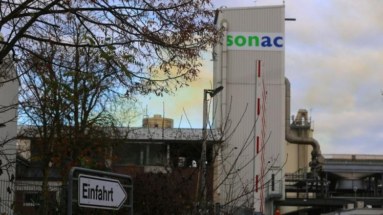 Nach der Explosion im November 2021 beim Unternehmen Sonac an der Ulanenstraße in Lingen war eine gelbe Rauchwolke zu sehen: Ein typischer CBRN-Einsatz.