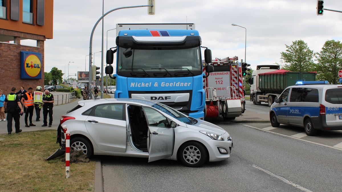 Unfall in Rostock Lkw schiebt Auto nach Kollision vor sich her NNN