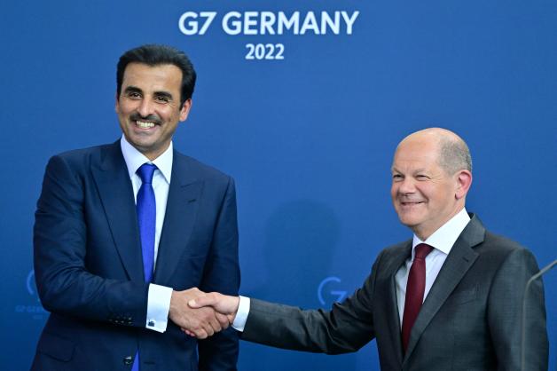 Kanzler Olaf Scholz am Freitag mit dem Emir von Katar, Scheich Tamim Bin Hamad Al Thani.