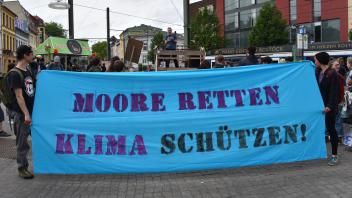 Vom Doberaner Platz bewegte sich der Demonstrationszug am Freitagnachmittag durch die Innenstadt.
