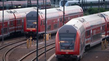 Züge der Deutschen Bahn (DB) stehen am Hauptbahnhof Dresden auf einem Gleis. Foto: Sebastian Kahnert/dpa