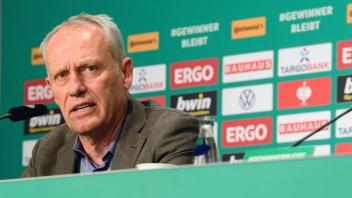 Freiburgs Trainer Christian Streich freut sich auf das Pokalfinale. Foto: Soeren Stache/dpa