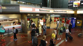 Das Reiszentrum der Deutschen Bahn in der Wandelhalle im Hamburger Hauptbahnhof. St. Georg Hamburg *** The Deutsche Bahn