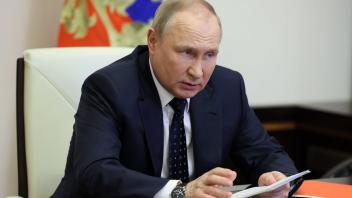 Russia Putin Security Council 8195544 20.05.2022 Russian President Vladimir Putin chairs a meeting with members of the