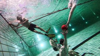 Unterwasser-Rugby im Schinkelbad. Mittwochs treffen sich Vereinsmitglieder des Unterwasser-Clubs Osnabrück (UCO) zum Training. Foto: Michael Gründel