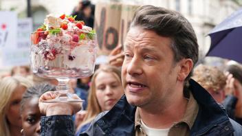 Jamie Oliver nimmt an der «What An Eton Mess-Demonstration» in London teil und fordert Premierminister Johnson auf, seine Kehrtwende bei der Anti-Adipositas-Strategie der Regierung zu überdenken. Foto: Dominic Lipinski/PA Wire/dpa