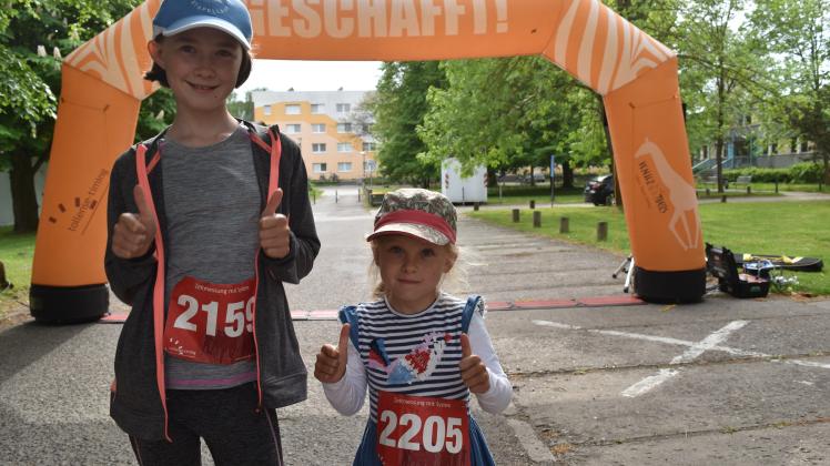 Emma Rau (11) und Isabelle Loest (4) sind die jüngsten Läuferinnen beim Warnemünder Stapellauf. 