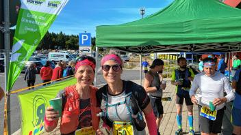 Lauffreude pur: Zwei gutgelaunte Damen auf der 73,9 km Supermarathonstrecke am Verpflegungspunkt bei Kilometer 54 am Grenzadler bei Oberhof im Jahr 2021 Thomas Purschke