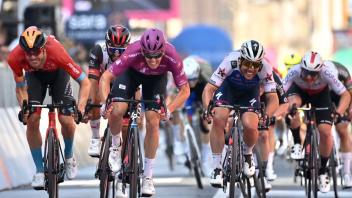 Phil Bauhaus (l) musste sich auf der 13. Giro-Etappe ganz knapp geschlagen geben. Foto: Massimo Paolone/LaPresse/AP/dpa