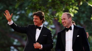 Tom Cruise (l) und Prinz William bei der zur Premiere des Films «Top Gun: Maverick». Foto: Dan Kitwood/Getty Pool via AP/dpa