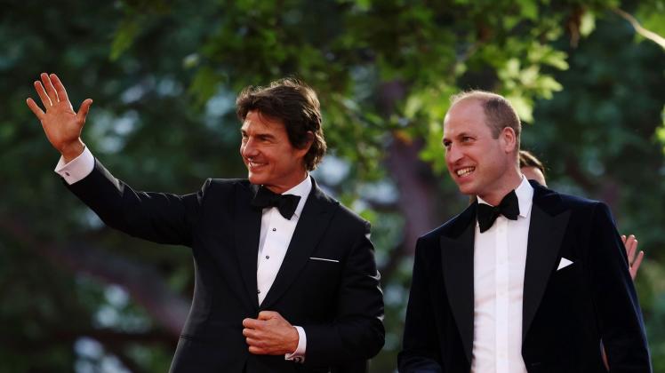 Tom Cruise (l) und Prinz William bei der zur Premiere des Films «Top Gun: Maverick». Foto: Dan Kitwood/Getty Pool via AP/dpa