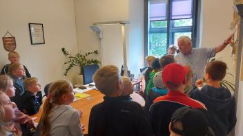Die Schüler der Klasse 2a der „Fritz-Reuter-Schule“ in Zarrentin hatten viele Fragen an den Bürgermeister der Stadt, Klaus Draeger. 