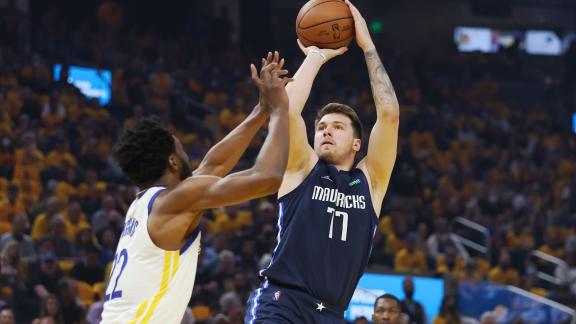 Dallas Mavericks-Guard Luka Doncic (77) in Aktion mit Golden State Warriors-Forward Andrew Wiggins. Foto: Jed Jacobsohn/AP/dpa Dallas Mavericks-Guard Luka Doncic (77) in Aktion mit Golden State Warriors-Forward Andrew Wiggins. Foto: Jed Jacobsohn/AP/dpa
