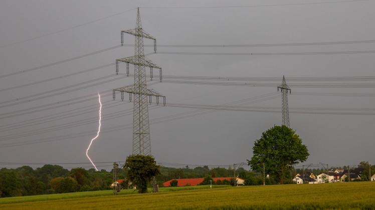News Bilder des Tages Gewitter in Hessen Ein Blitz schlägt bei einem Gewitter am Abend hinter einem Strommast ein., Fran