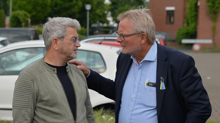 Lottes Bürgermeister Rainer Lammers (rechts) ist weiterhin ständig im Einsatz, hier mit Friedensläufer John McGurk beim Sloopsteinlauf im Mai. Die beiden kennen sich seit Jahren aus der Zeit, als McGurk noch in Büren wohnte.